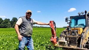 Landwirt baut aus Balkenmäher eine Heckenschere für den Frontlader